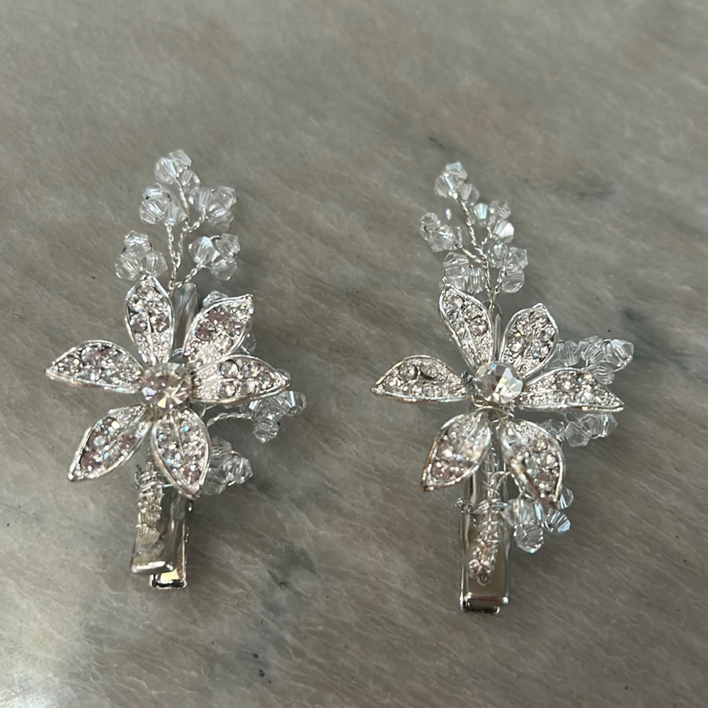 NWOT 2 Gorgeous silver and rhinestone hair clips.